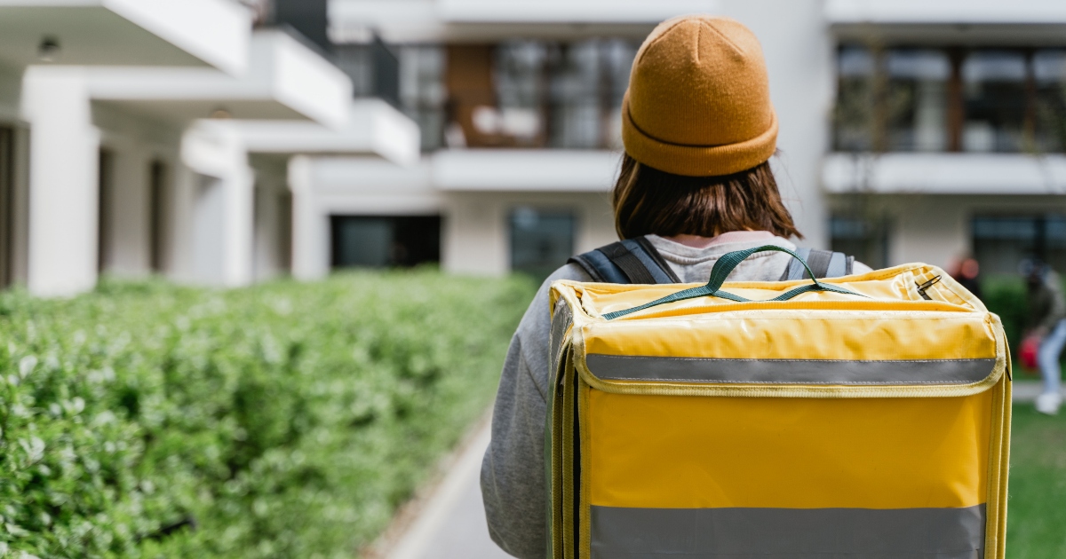 Lascia il lavoro per fare la rider a tempo pieno: “Guadagno molto di più”