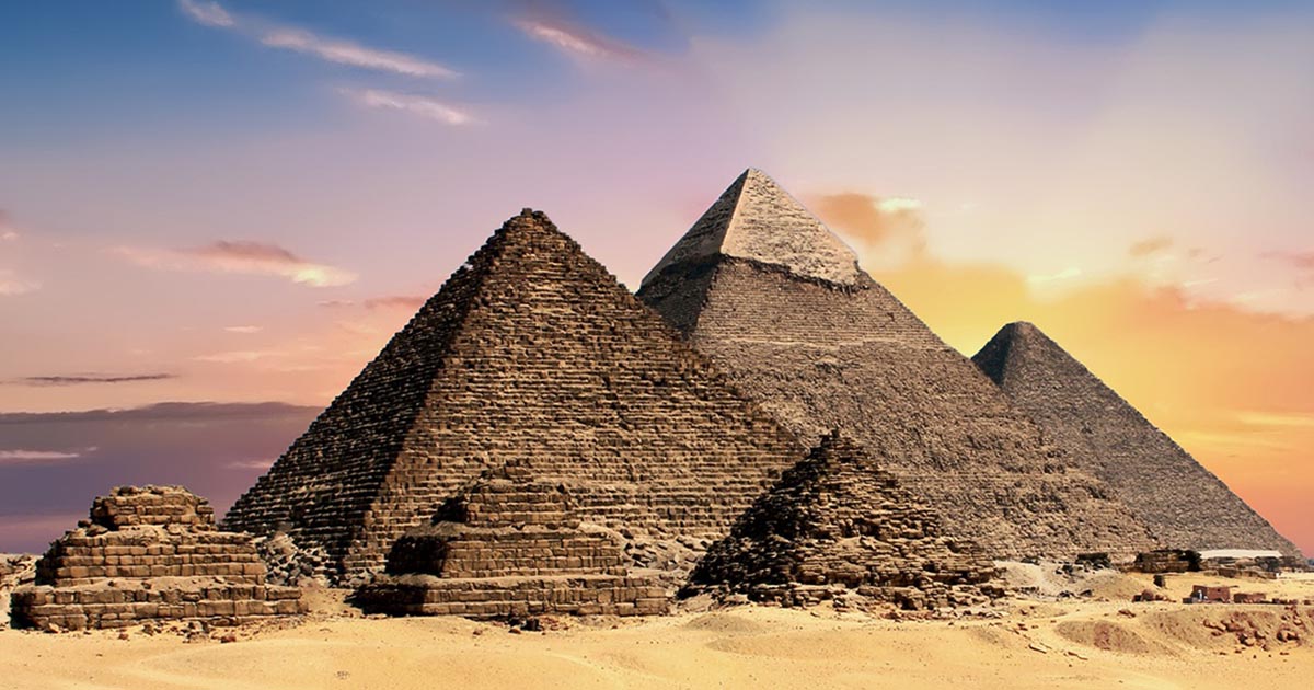 Sostiene che un viaggio in una piramide le abbia insegnato a parlare un linguaggio alieno