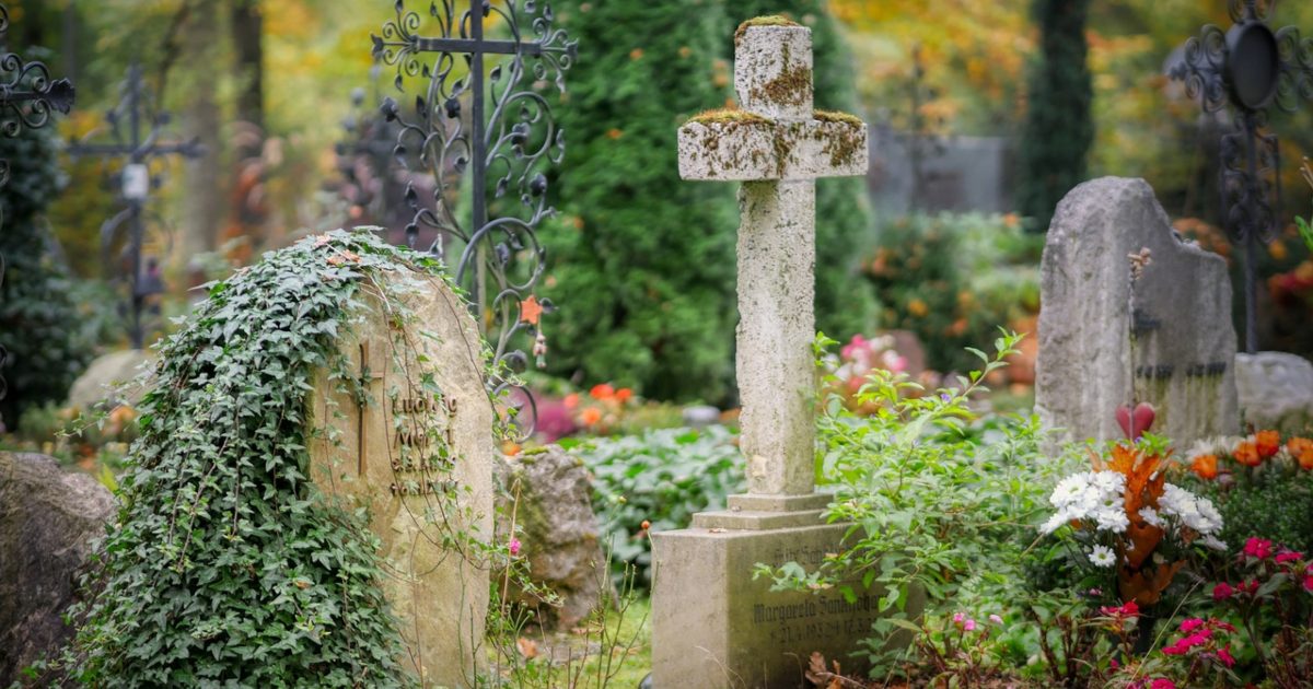 Si esercita a guidare in un cimitero e si schianta contro otto lapidi