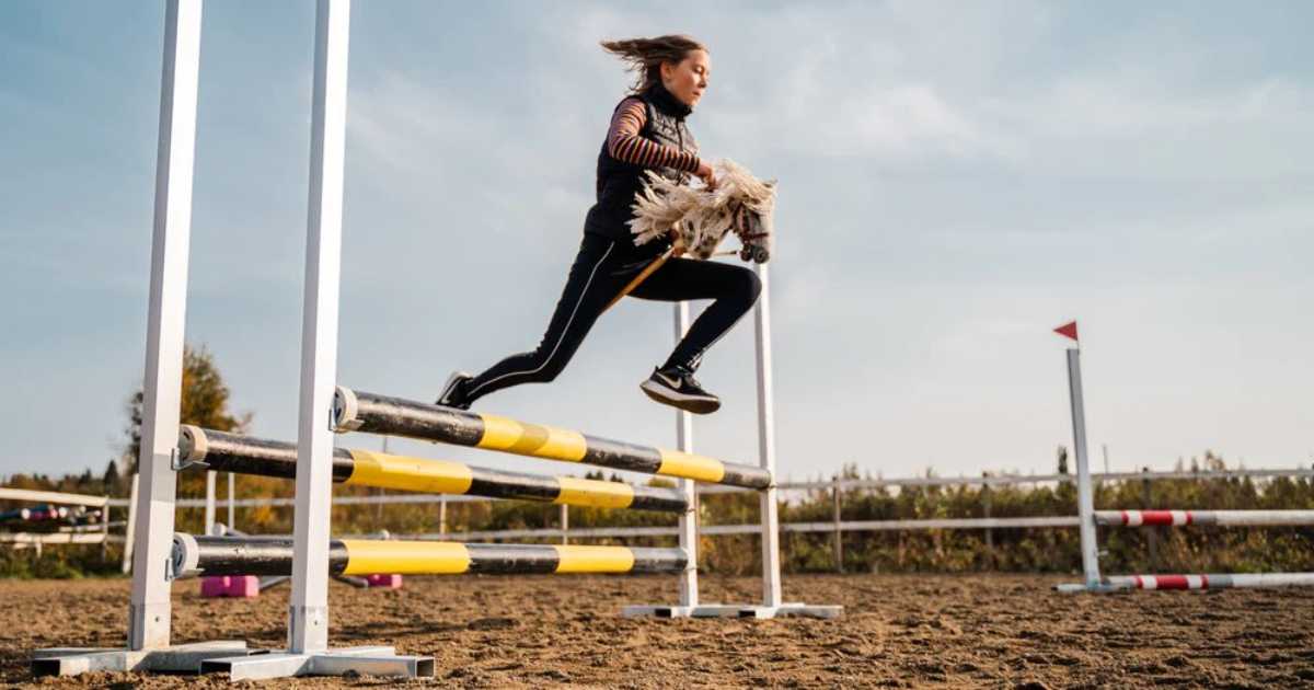 Cos'è l'hobbyhorsing, bizzarro sport di equitazione (ma senza cavallo)  diventato virale sui social [+VIDEO]