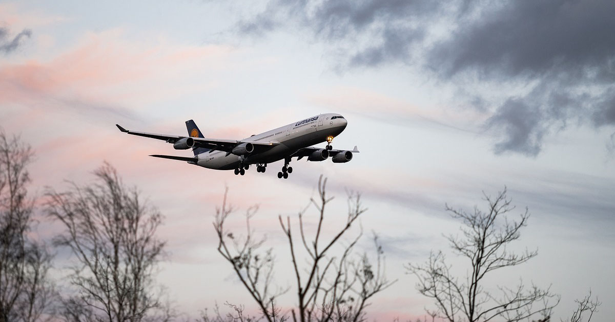 L’aereo sembra fermo in volo, ma è una rara illusione ottica [+VIDEO]