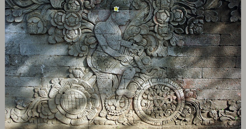 La misteriosa immagine di una bicicletta in un tempio antico