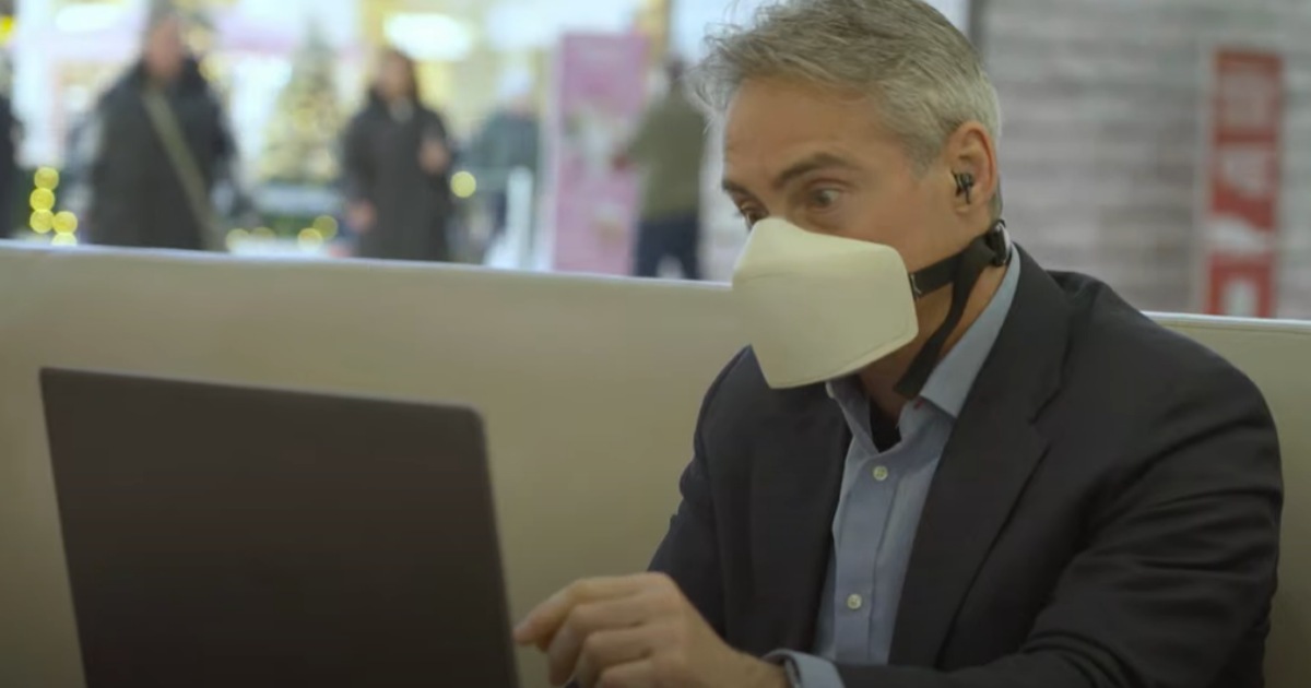 Questa maschera permette di fare chiamate in pubblico senza disturbare gli altri